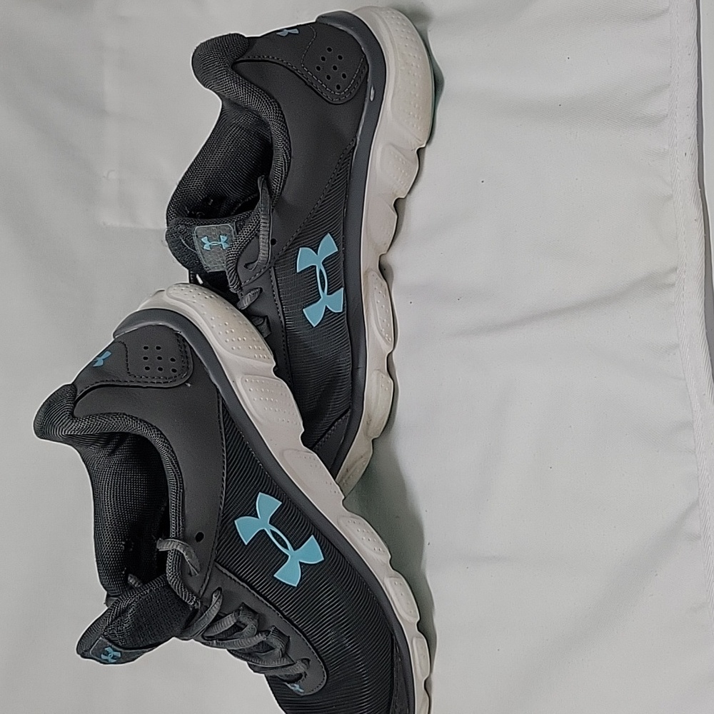 Under Armour Women's Micro G Assert Size 9. Lose material inside left shoe heel